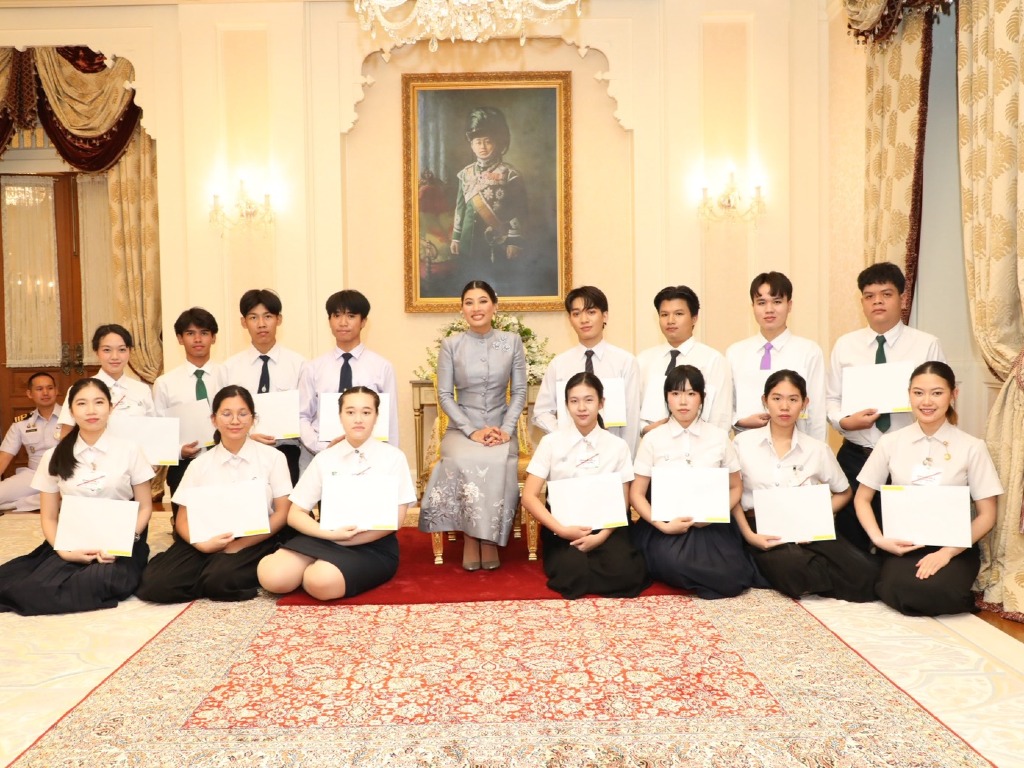 HRH Princess Sirivannavari Grants Araya Silpa Foundation Scholarships to Two Silpakorn University Students - 2