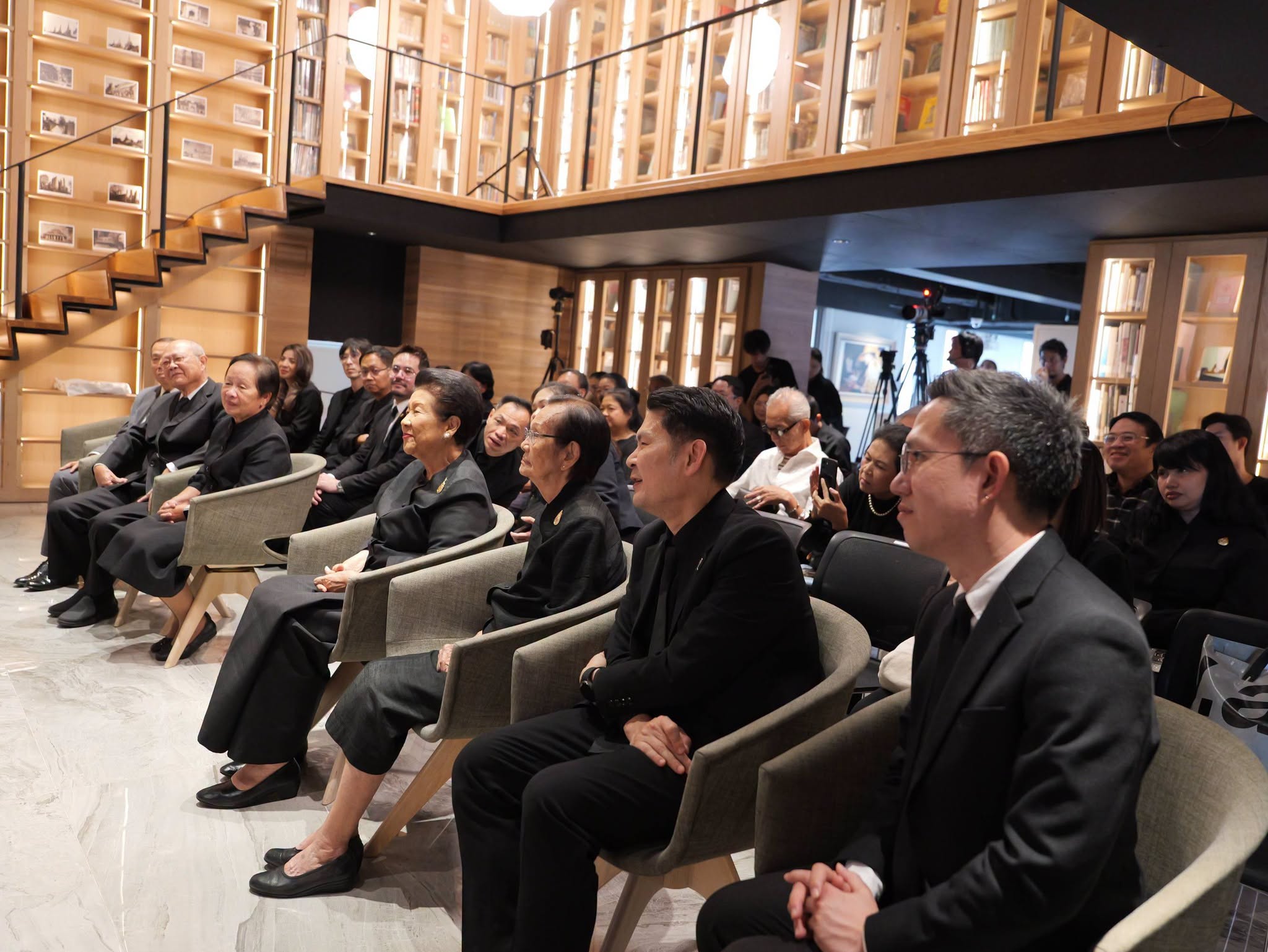 泰国艺术大学发布《Sirisin Silpakorn》一书，致敬诗丽吉王太后陛下 - 3